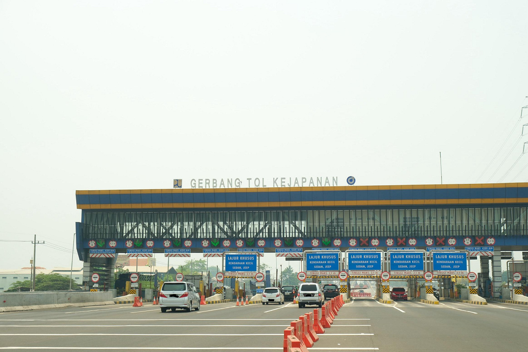 Antusiasme Masyarakat saat Libur Akhir Sekolah, Gerbang Tol Kejapanan Jadi Favorit Pengguna Jalan