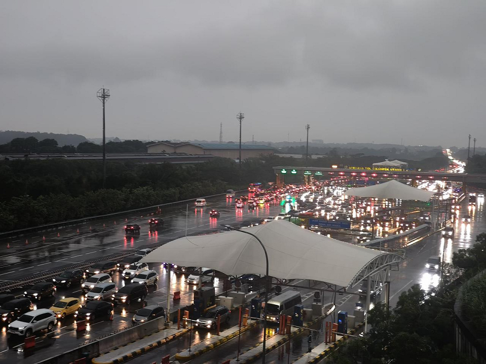 Volume Lalu Lintas Meningkat, 22 Gardu Dioperasikan Sambut Kendaraan Menuju Jakarta