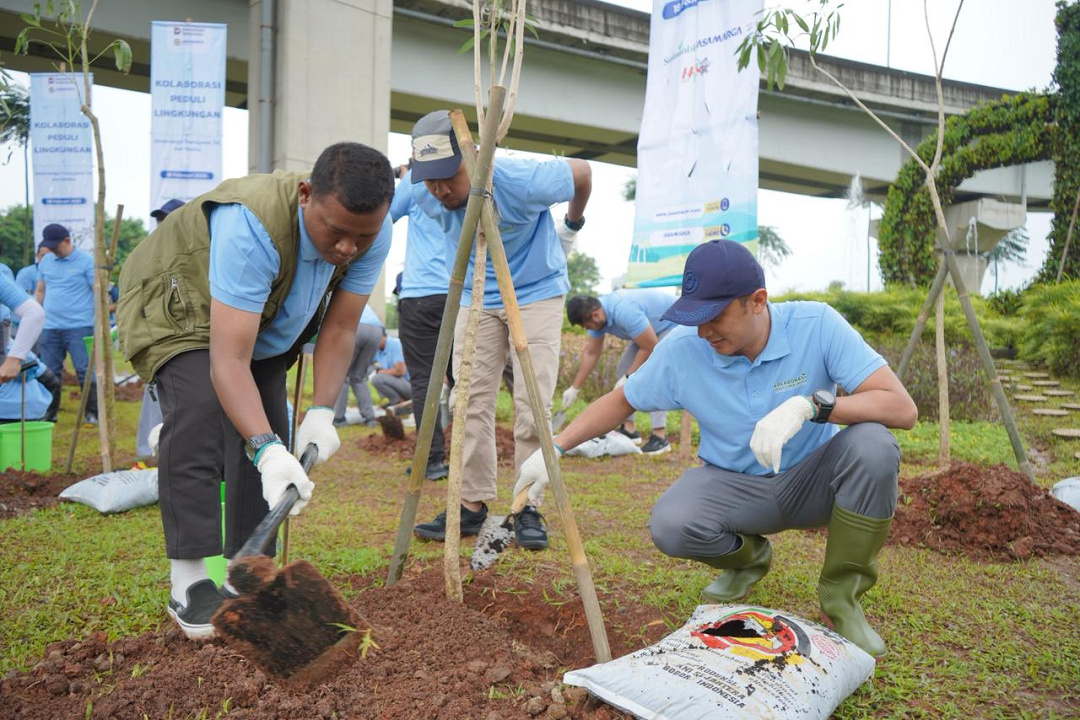 Kolaborasi dengan Media, JTT Tanam 200 Pohon di Ruas Jakarta–Cikampek dalam Momentum Hari Pers Nasional