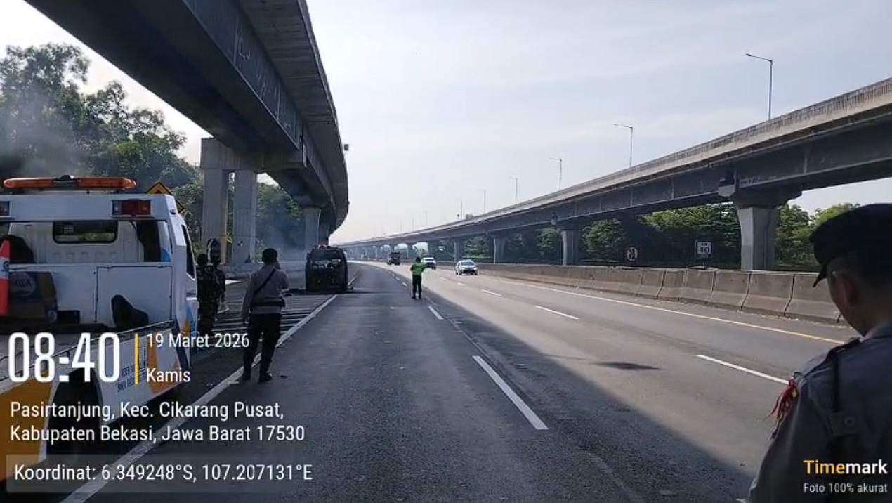 Terjadi Insiden di KM 40 A Ruas Jalan Tol Jakarta-Cikampek, Petugas Lakukan Aksi Cepat Evakuasi