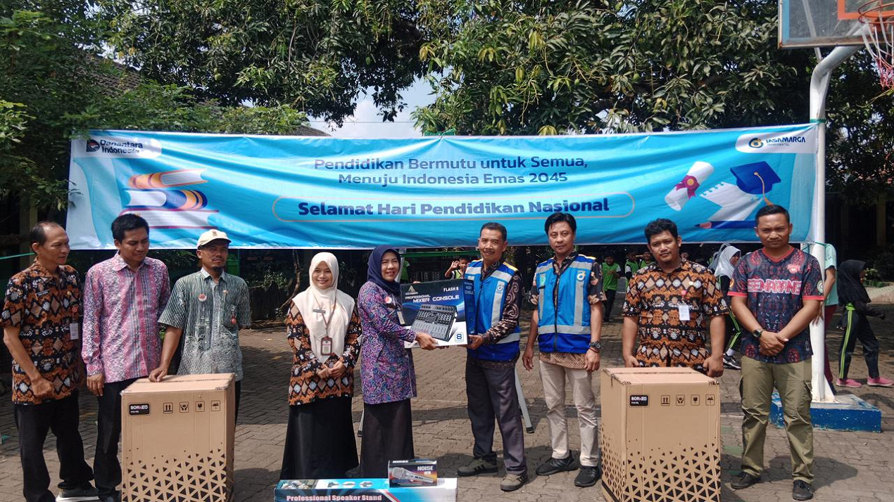 Peringati Hari Pendidikan Nasional, JTT Salurkan Bantuan Sarana Pendidikan di Tiga Wilayah Operasional