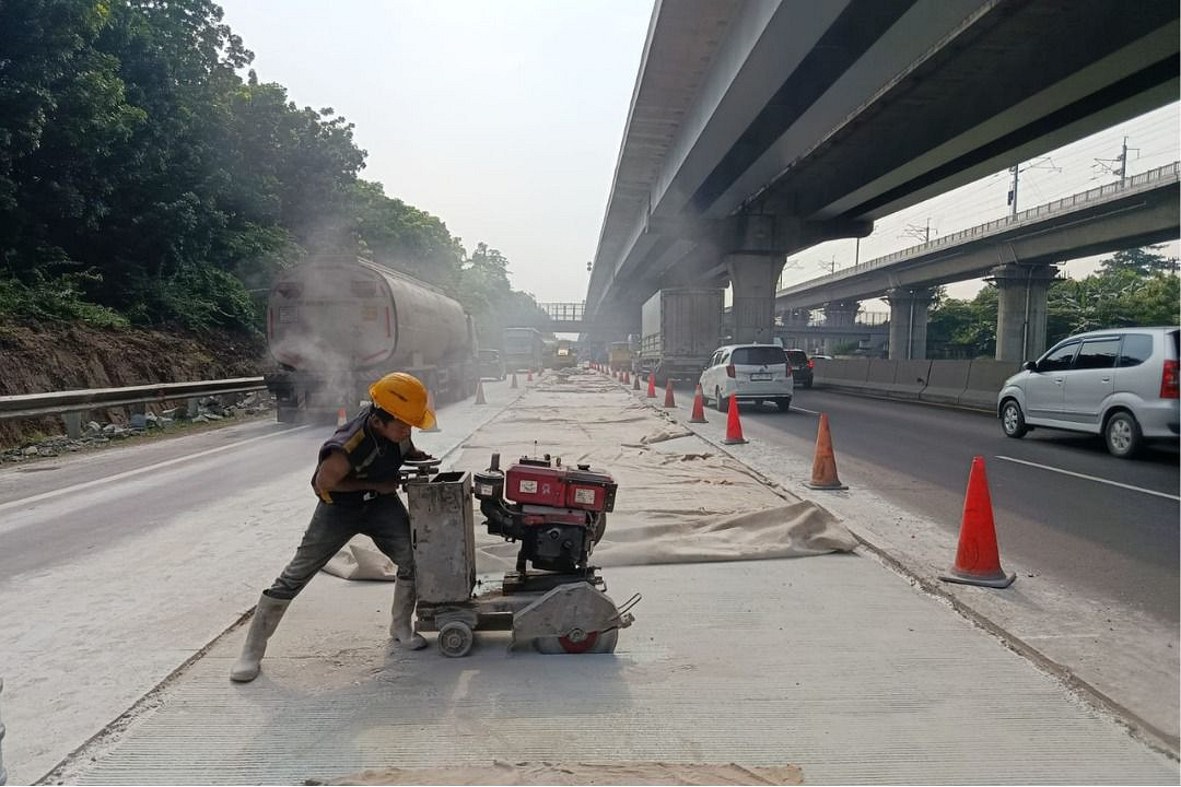 Dukung Mobilitas Aman dan Lancar, JTT Lakukan Pemeliharaan Berkala di Ruas Jakarta–Cikampek