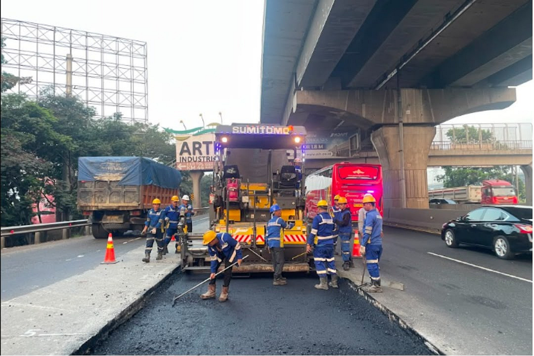Jaga Layanan Kondisi Jalan Koridor Utama Trans Jawa, JTT Lakukan Pemeliharaan Jalan di Ruas Tol Jakarta–Cikampek