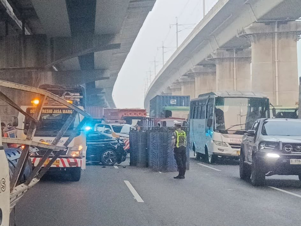 Insiden Kecelakaan di KM 26 B Ruas Jalan Tol Jakarta-Cikampek, Petugas Lakukan Aksi Cepat Evakuasi