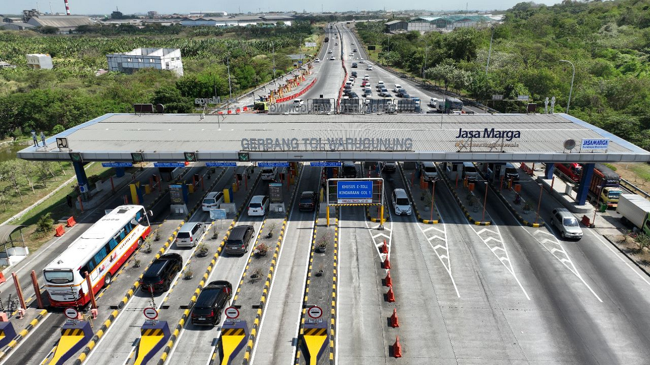 JTT Catat Lonjakan Volume Kendaraan Keluar dan Masuk dari Gerbang Tol Cikampek Utama Jelang Libur Tahun Baru