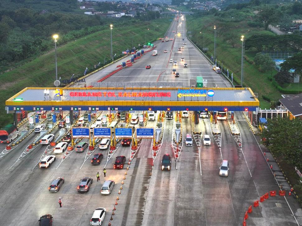 2 Favorite Trans Java Toll Gates Successfully Served Road Users During the 2025 Christmas and New Year Homecoming and Return Traffic