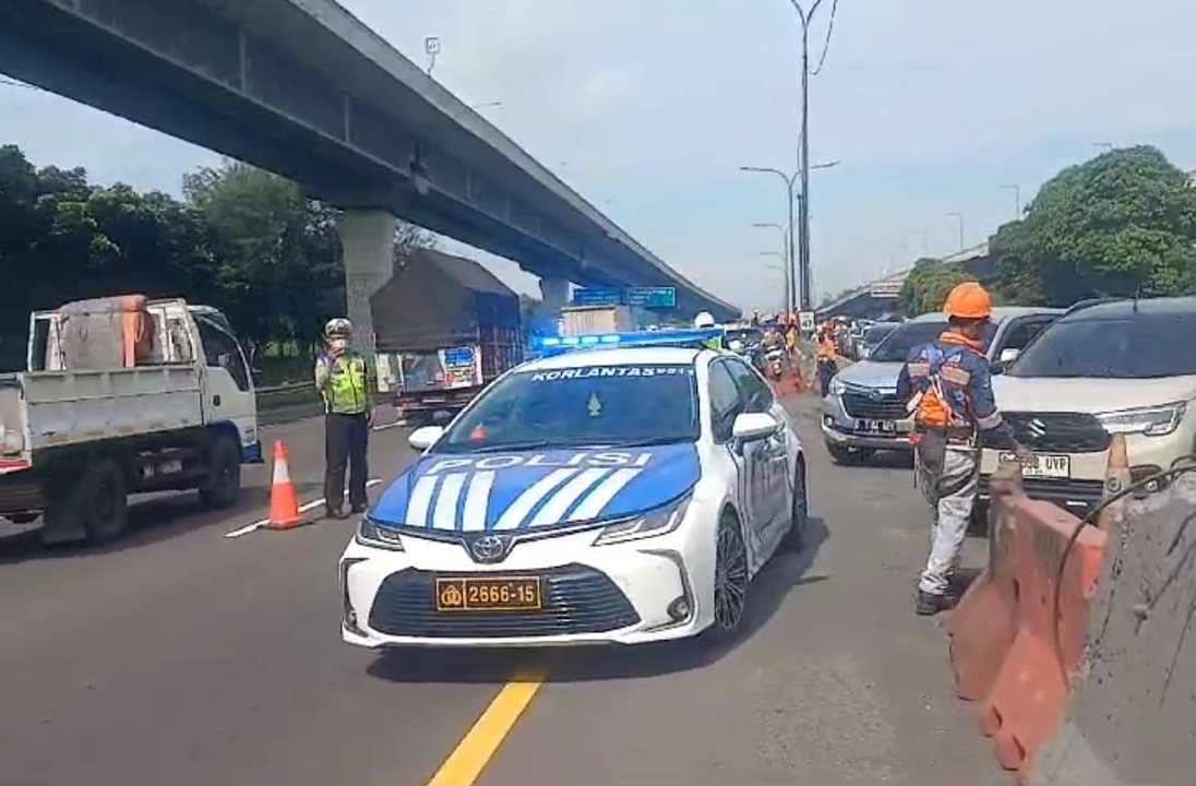 Urai Peningkatan Volume Lalu Lintas, JTT Berlakukan Contraflow KM 47 s.d KM 65 Arah Cikampek Ruas Jalan Tol Jakarta-Cikampek Atas Diskresi Kepolisian