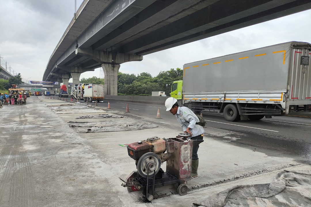 Tingkatkan Kenyamanan Pengguna Jalan, PT Jasamarga Transjawa Tol Lakukan Rekonstruksi Jalan di Ruas Jalan Tol Jakarta-Cikampek