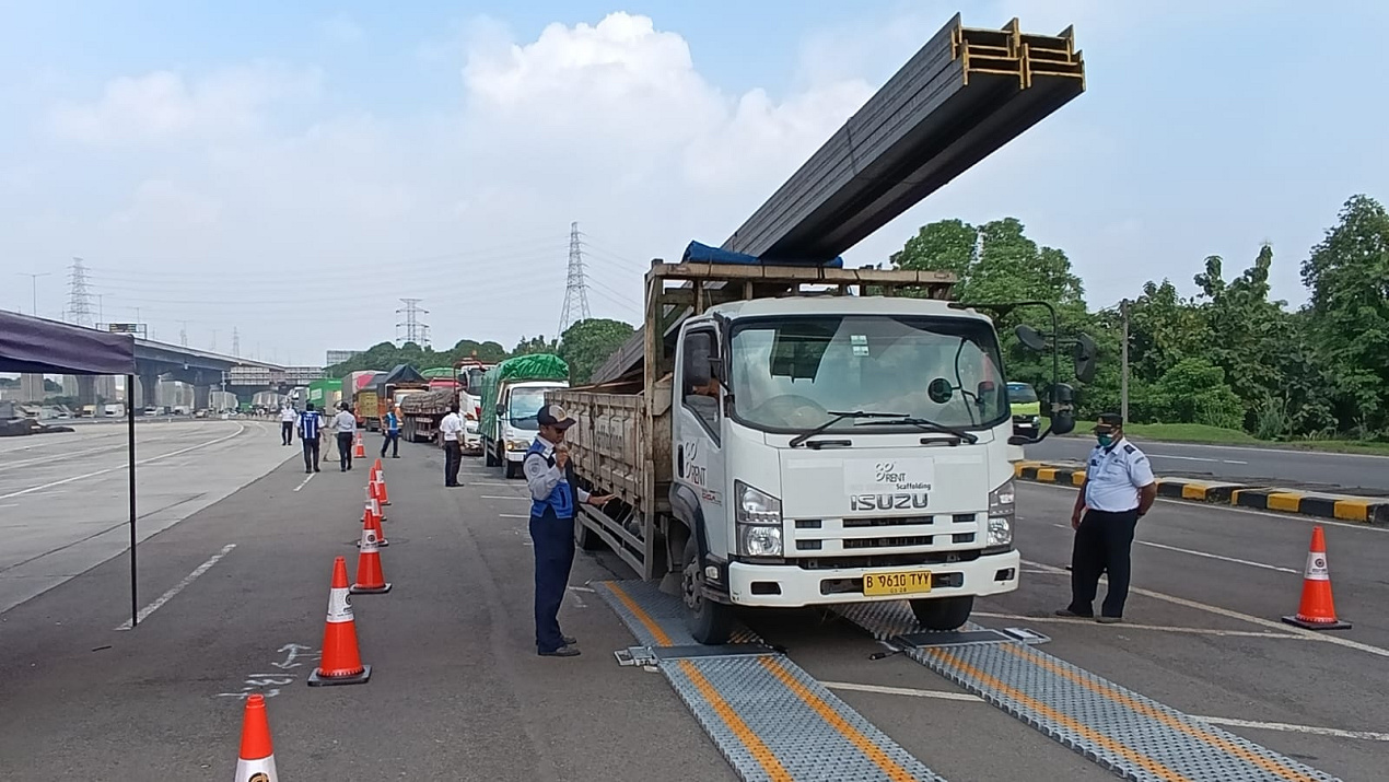 Tingkatkan Kenyamanan Pengguna Jalan Tol, JTT Dukung Operasi Penertiban ODOL Ruas Tol Trans Jawa